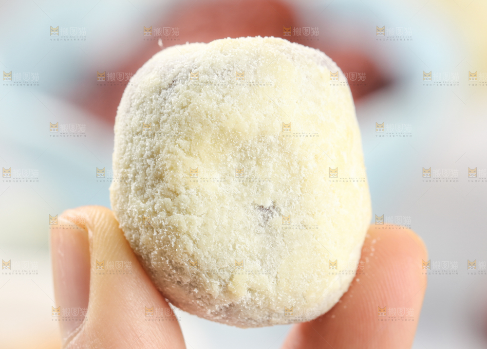 手拿奶枣