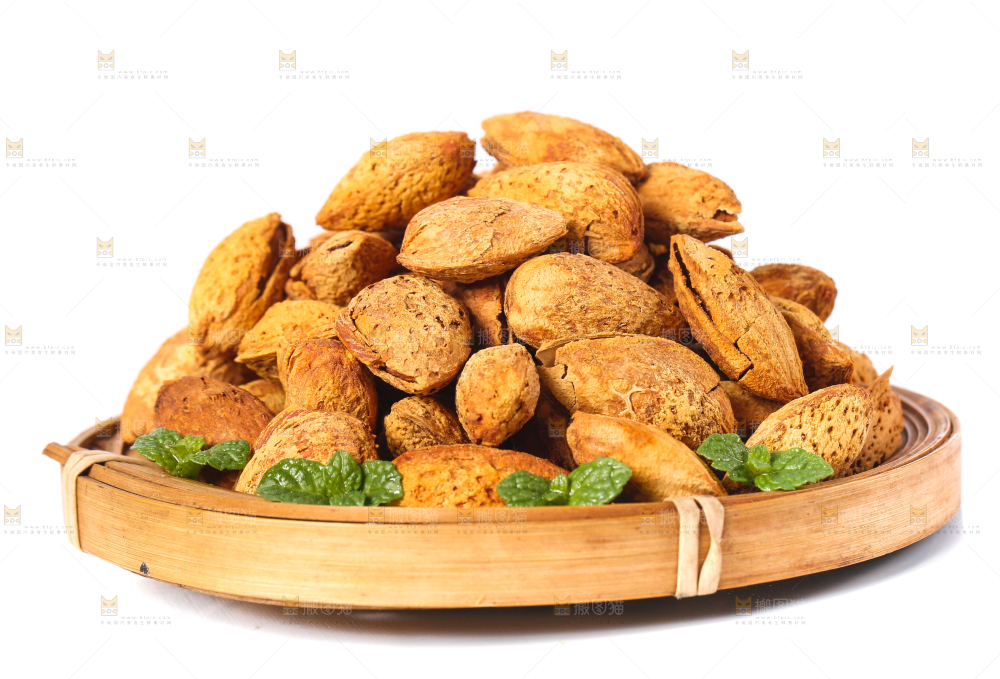 白底上放着一盘巴旦木