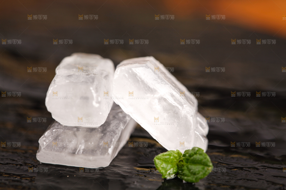 黑底上放着单晶冰糖
