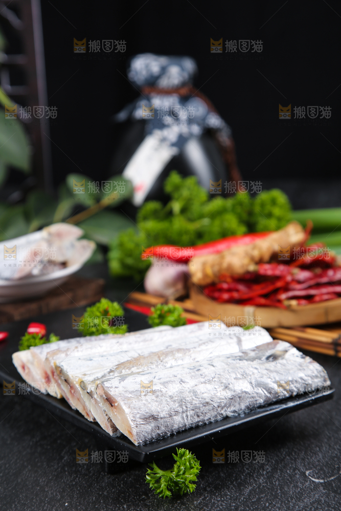 黑石板上放着一盘舟山刀鱼段