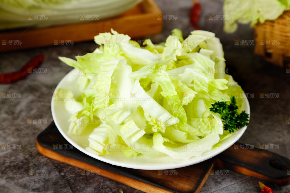 石板上放着一盘大白菜