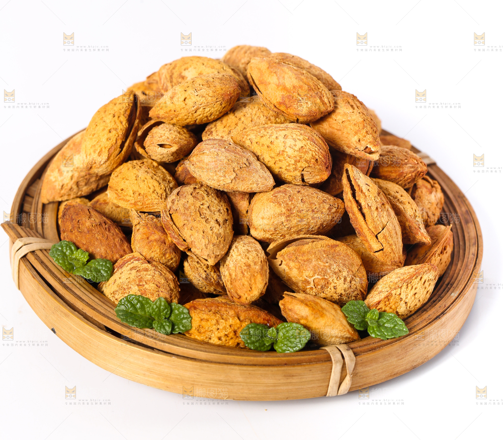 白底上放着一盘巴旦木