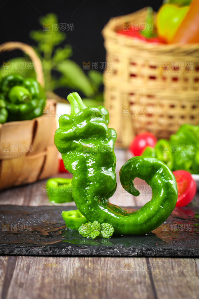 黑石板上的青辣椒