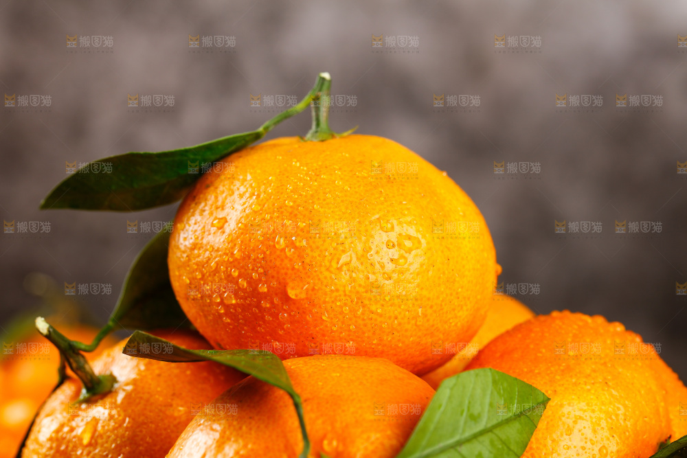 篮子里放着蜜橘