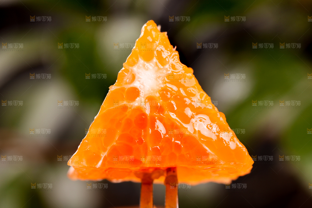 叉子叉着沃柑果肉