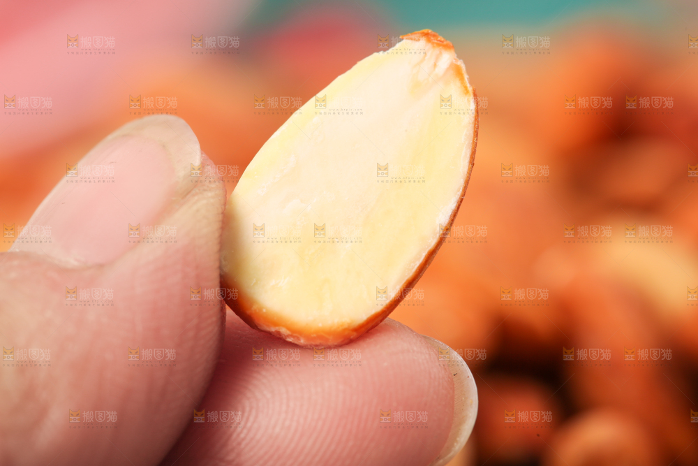 手拿切开的杏仁