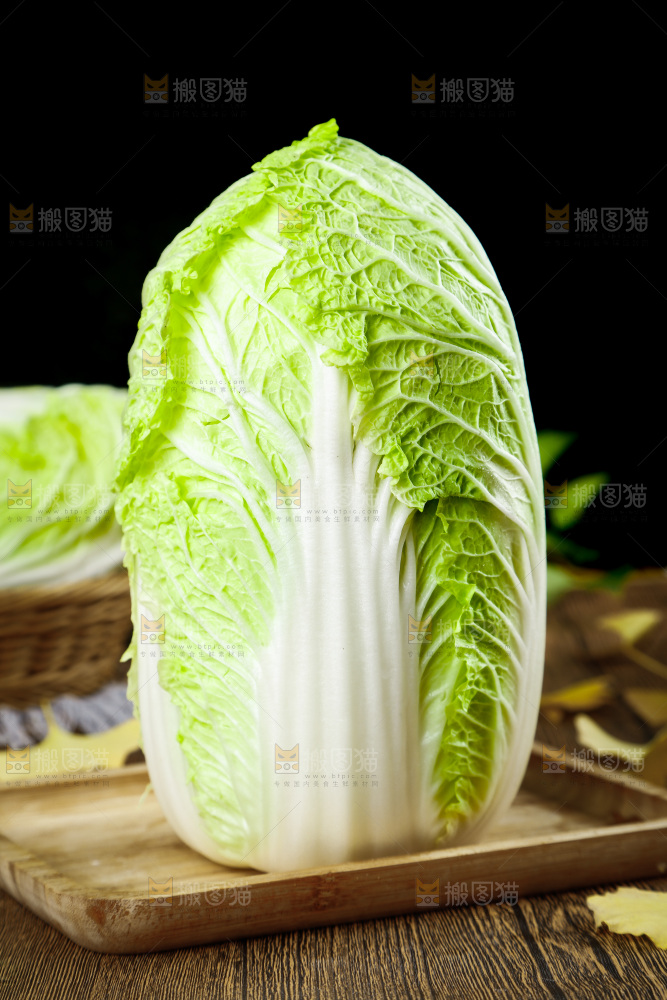 木底上的新鲜大白菜