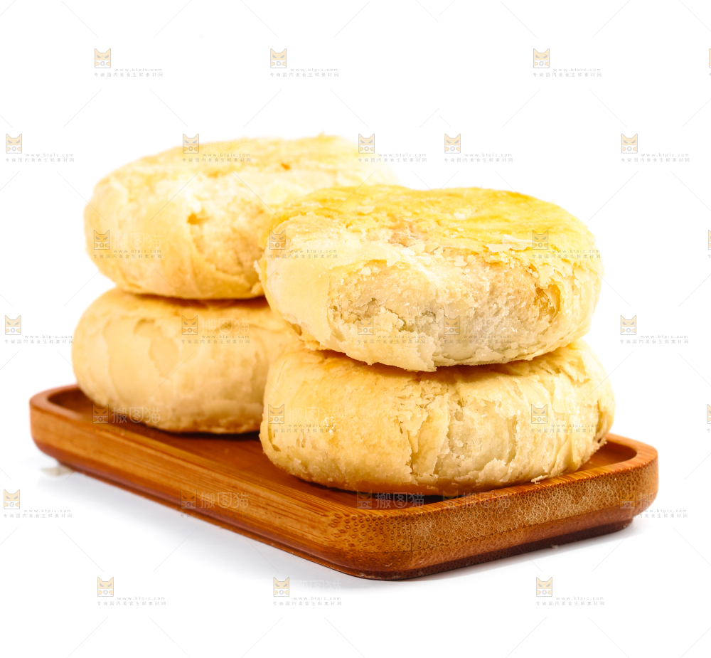 白底上放着一盘苏式馅饼月饼
