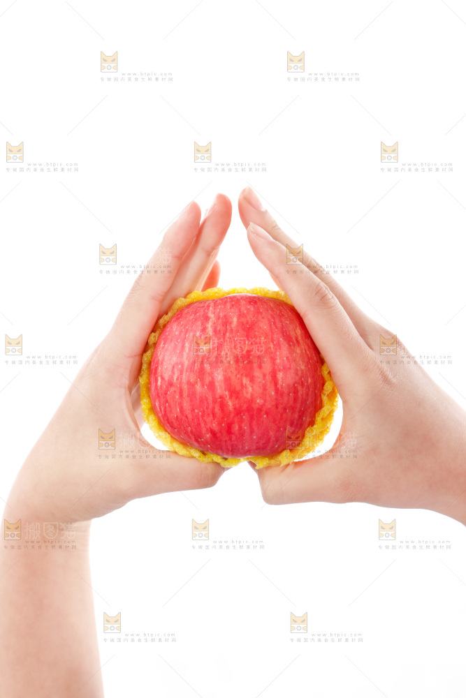 手里拿着红富士苹果