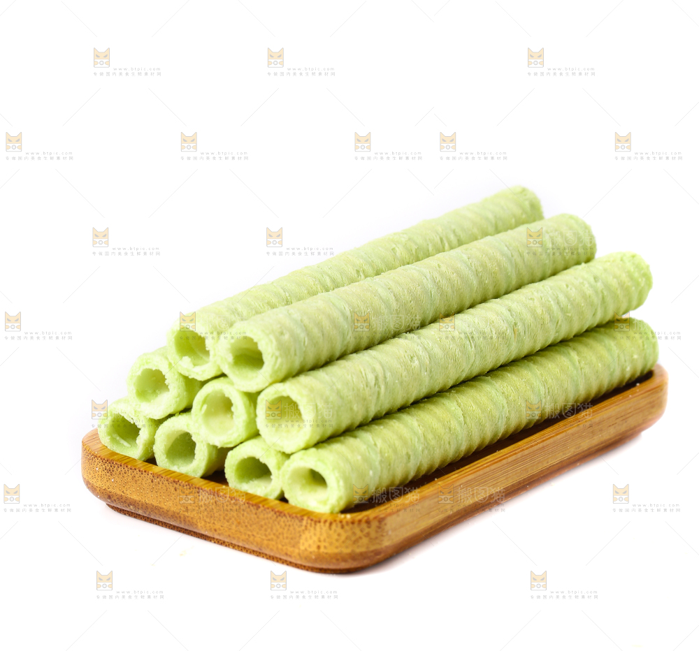 盘子里放着抹茶卷