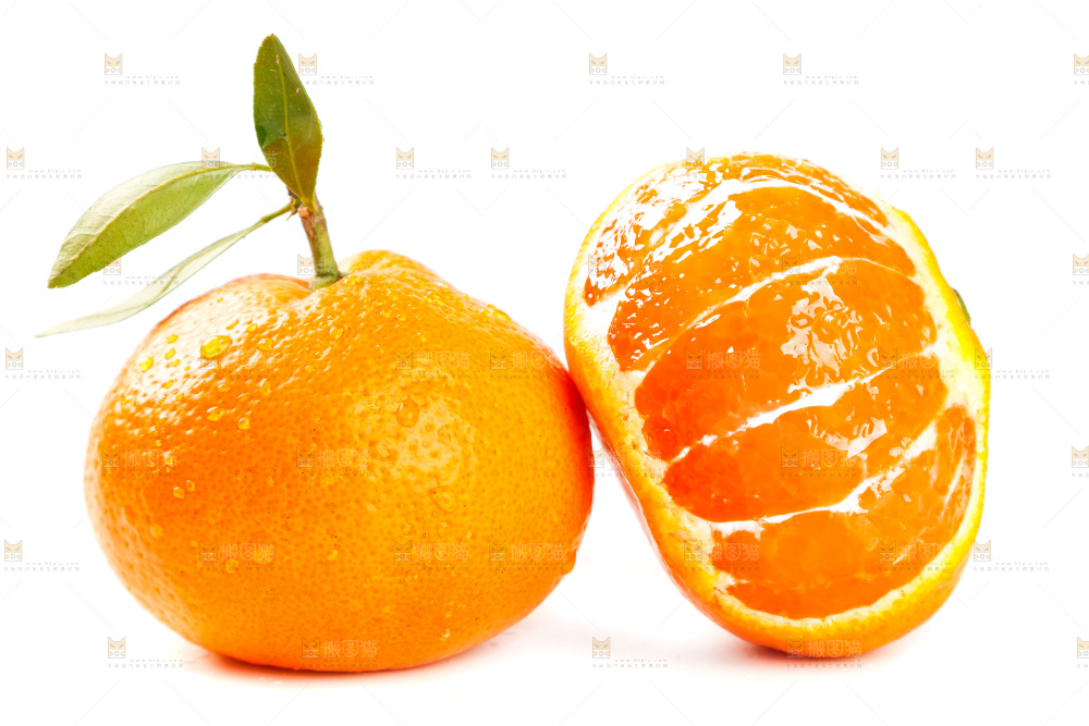 白底上摆放着蜜橘