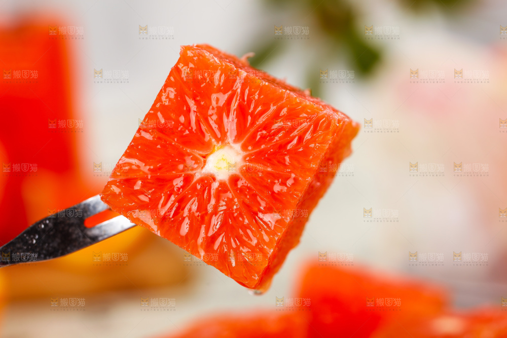叉子叉着血橙果肉