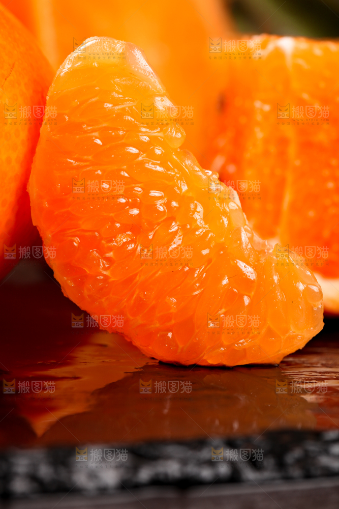黑底上放着切开的新鲜沃柑果肉