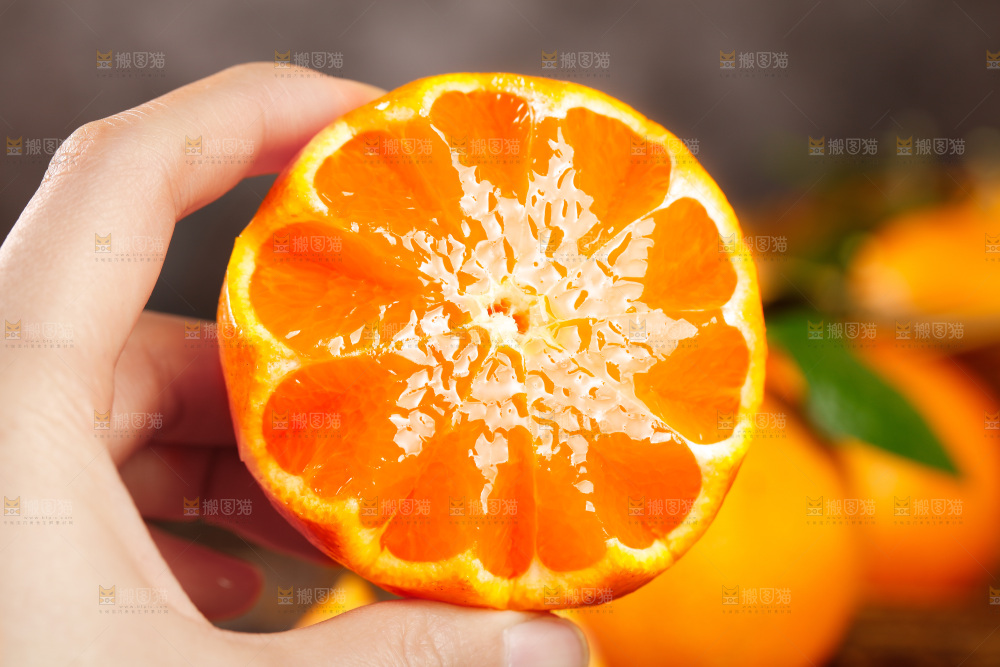 手里拿着橘子
