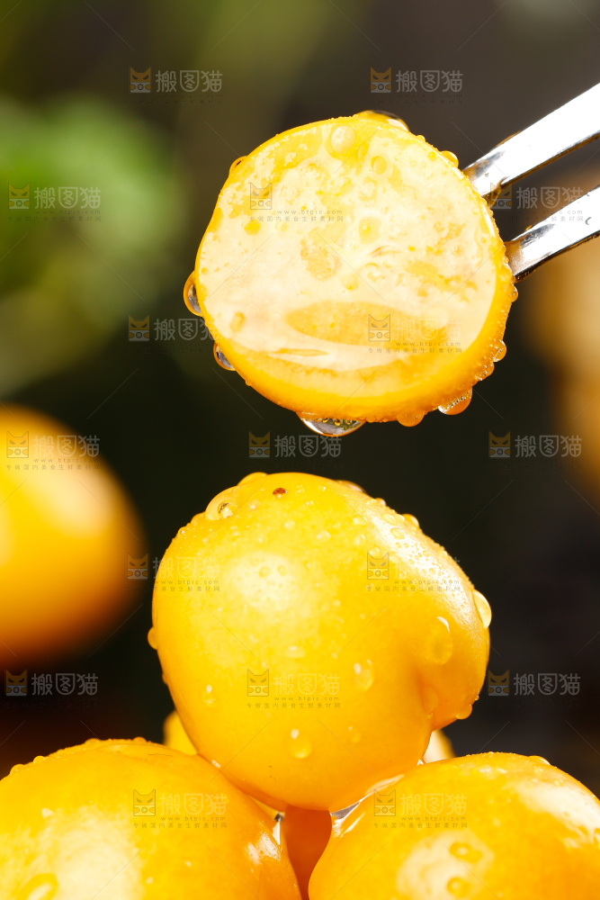 黑底上放着姑娘果