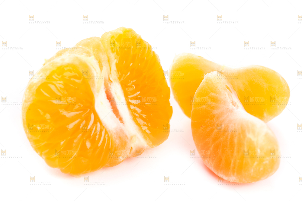 白底上放着剥皮的砂糖桔