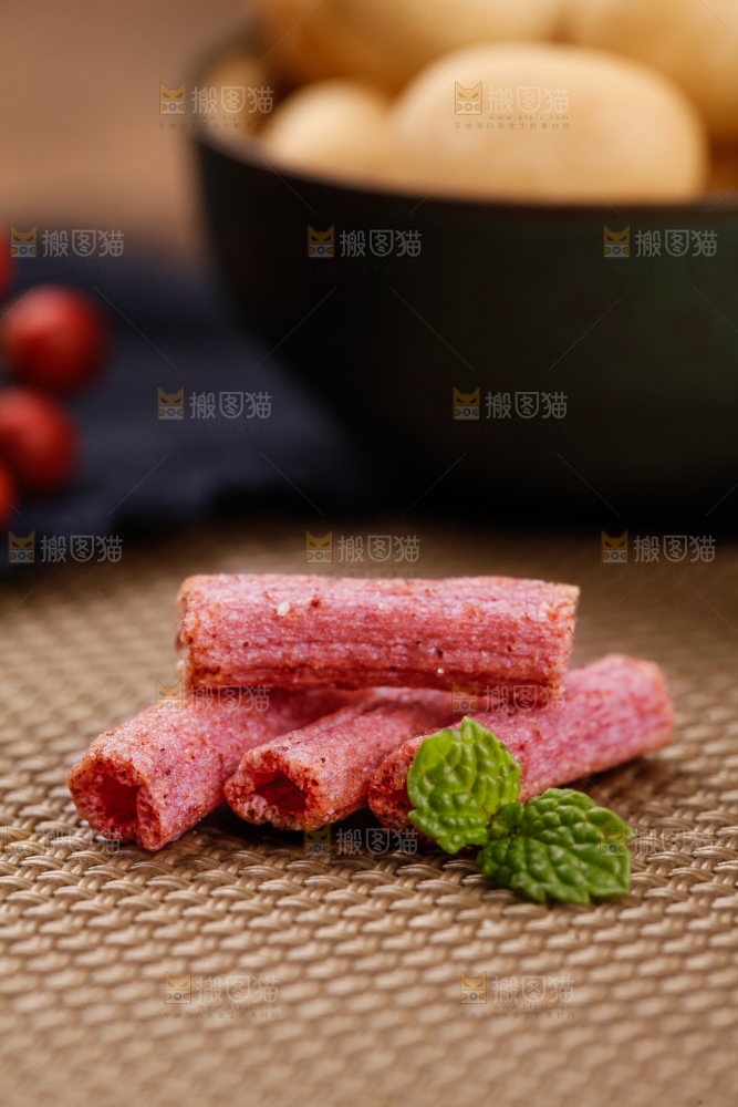 浅底上放着紫薯薯条