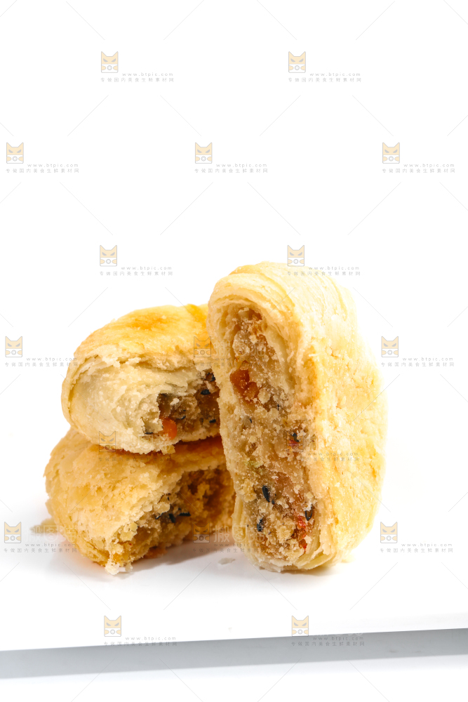 盘子里掰开的月饼