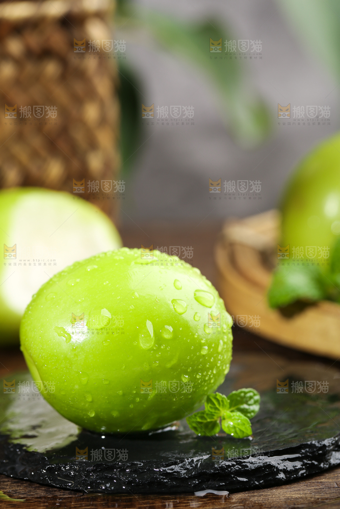 黑石板上的牛奶大青枣
