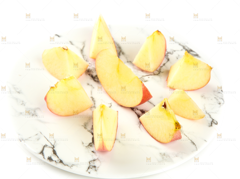 浅底上摆放着苹果