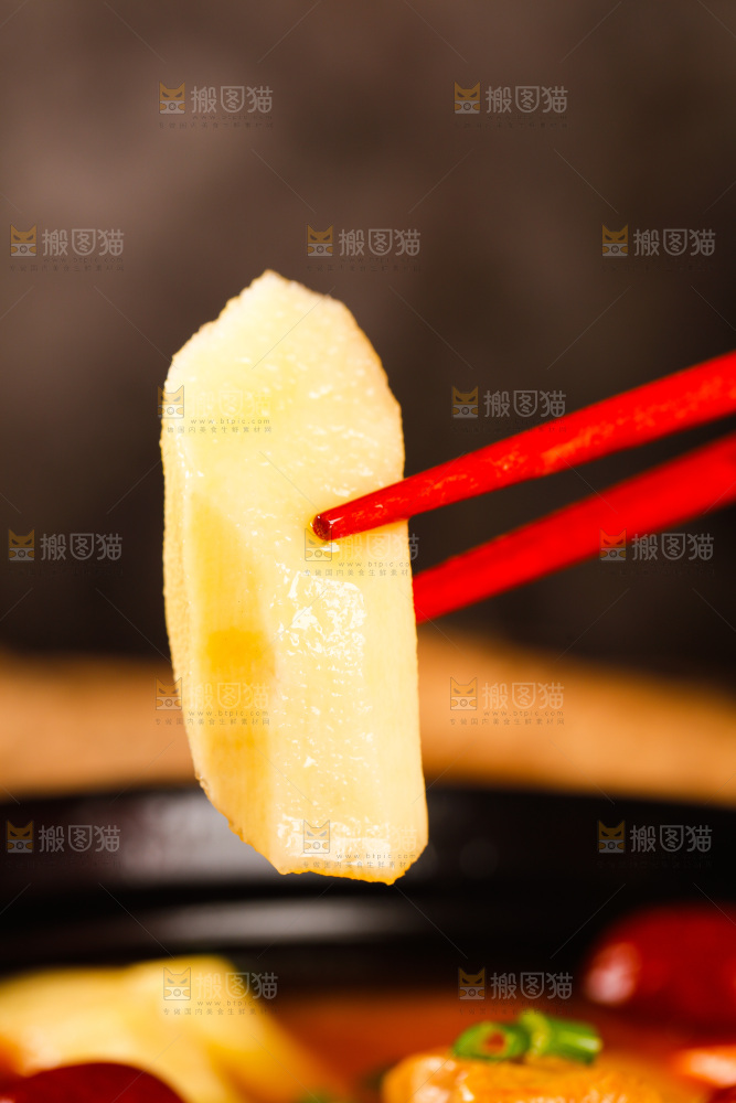 汤碗里放着山药肉汤
