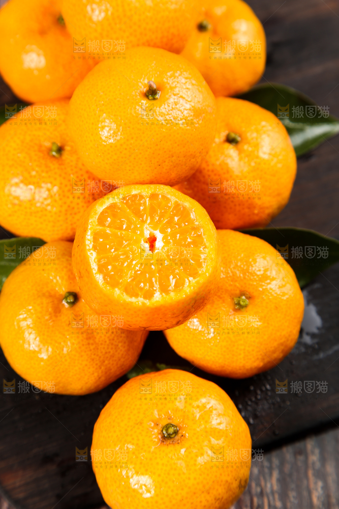 木底上的砂糖桔