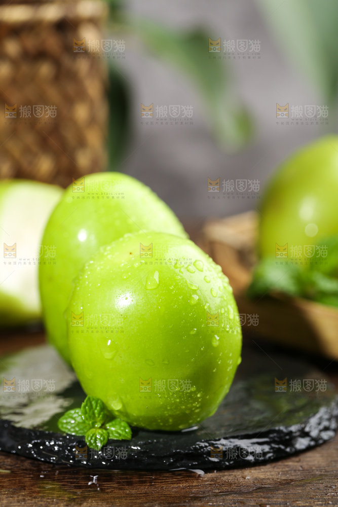 黑石板上的牛奶大青枣