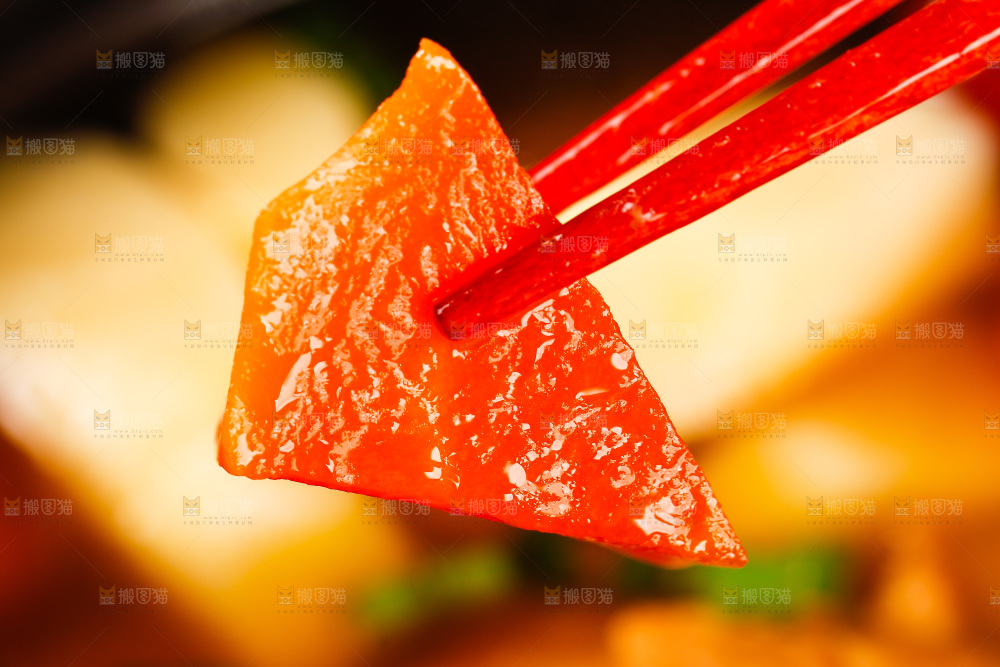 汤碗里放着山药肉汤