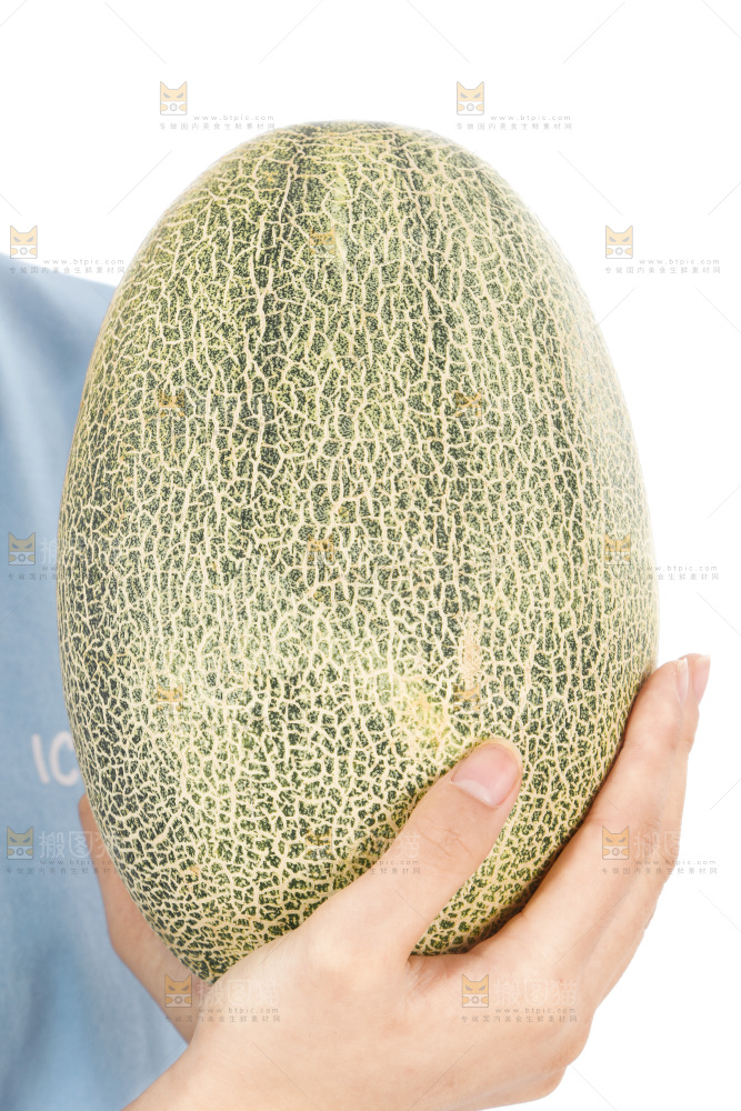 手里抱着哈蜜瓜