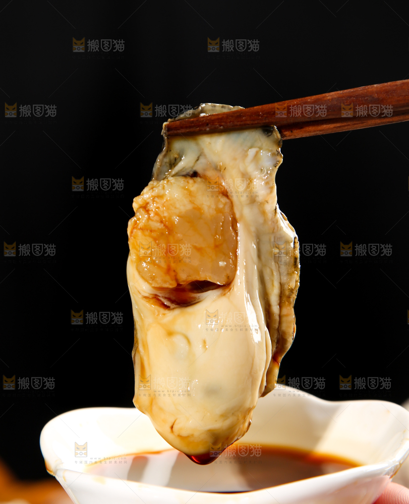 筷子夹着生蚝肉
