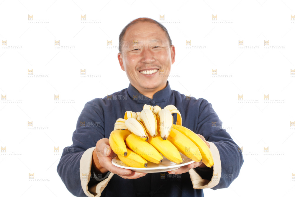 农民手里拿着一串香蕉