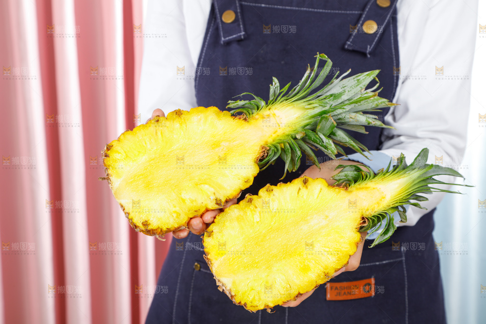 手里拿着凤梨
