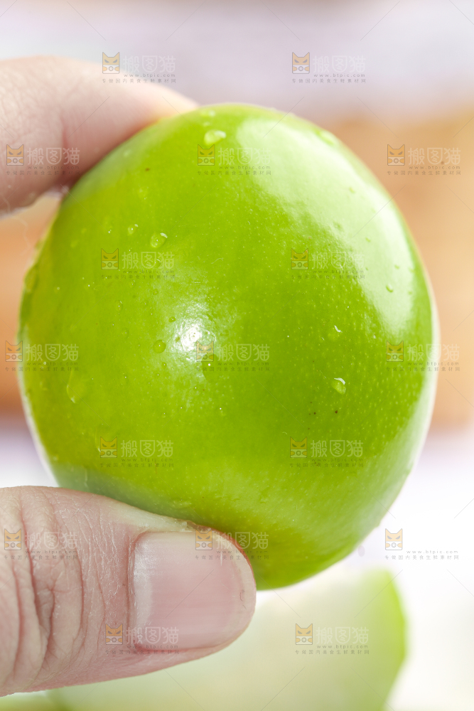 手拿牛奶大青枣