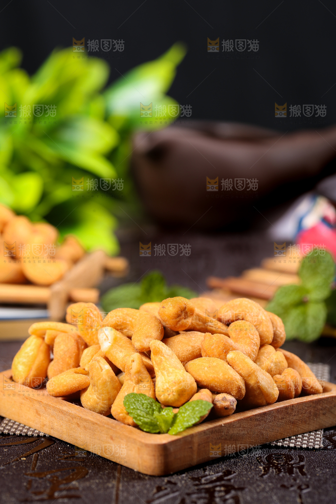 木盒上放着腰果仁