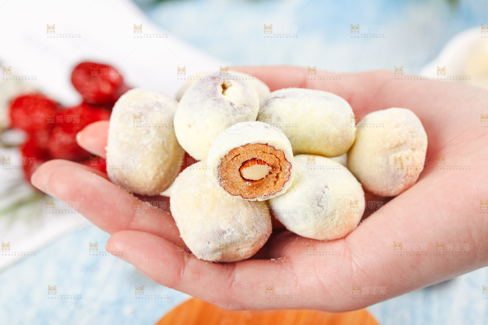 手拿奶枣