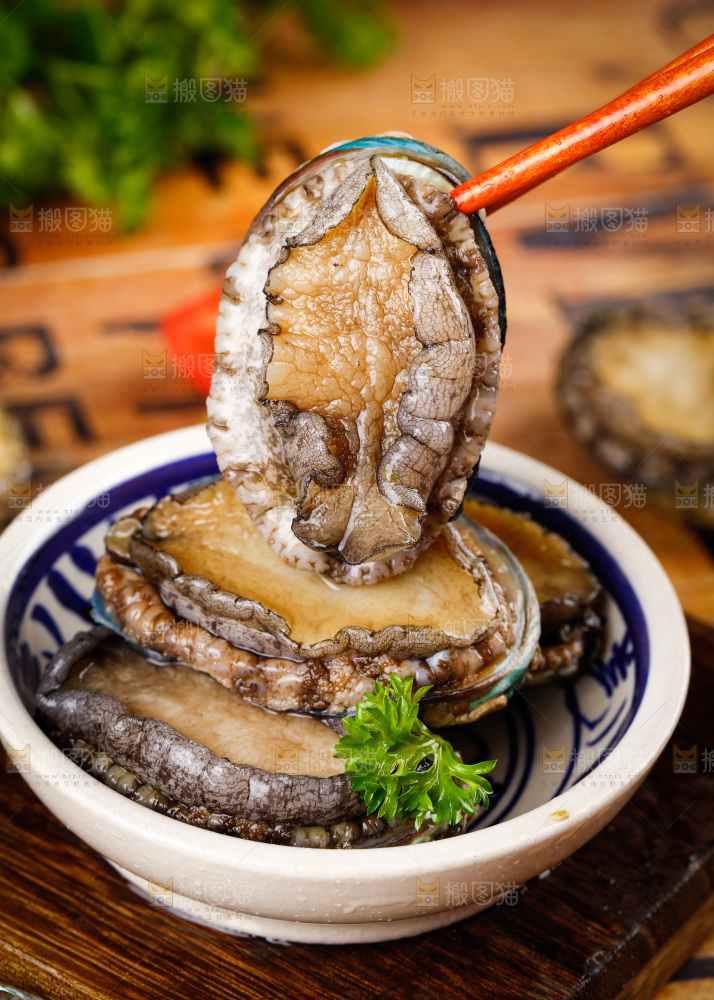 筷子夹着鲍鱼