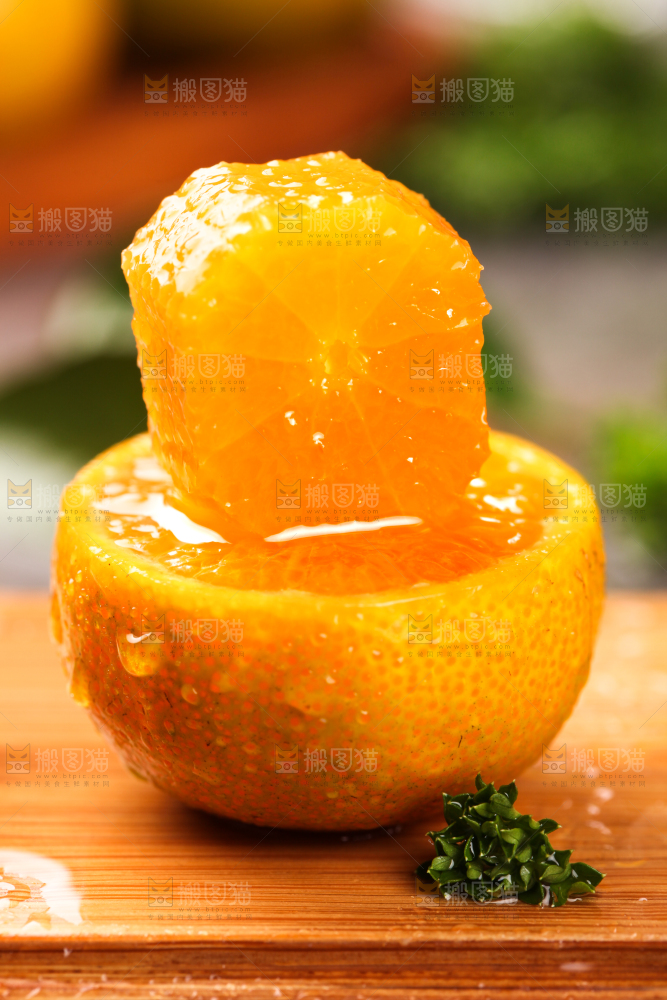 木底上放着切开的清香蜜桔