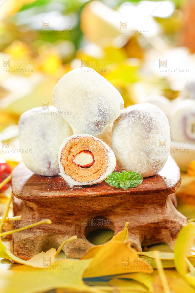 木底上放着切开的杏仁奶枣