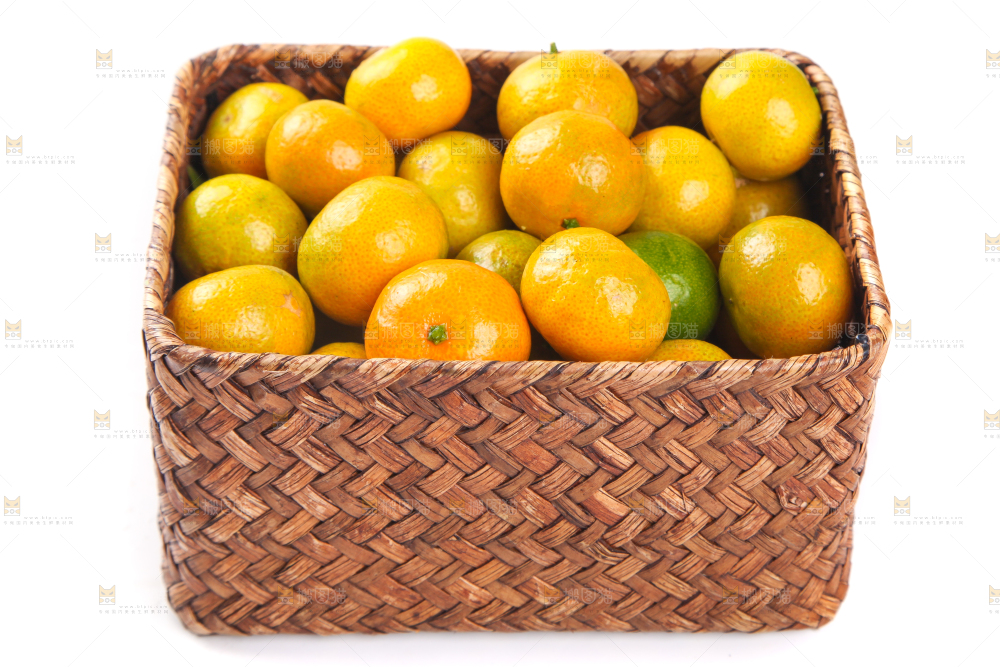 一筐清香蜜橘放在白底上