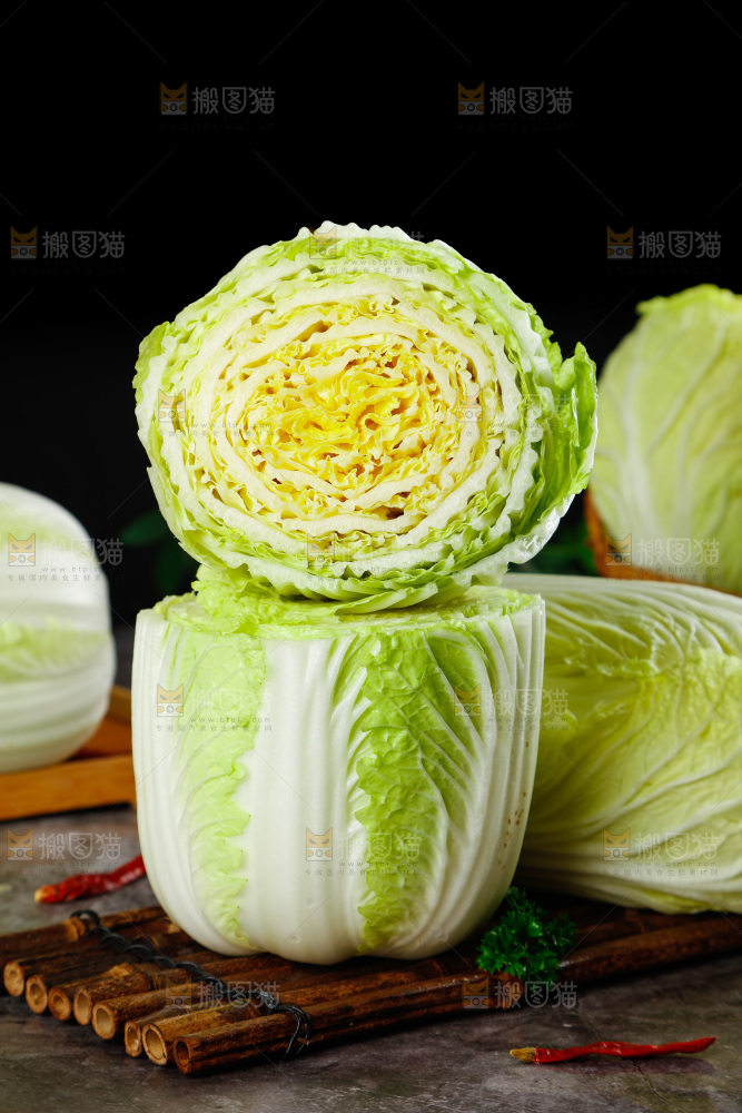 石板上放着切开的大白菜