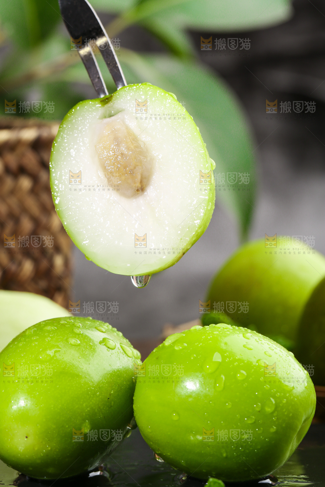 叉子叉着台湾牛奶枣