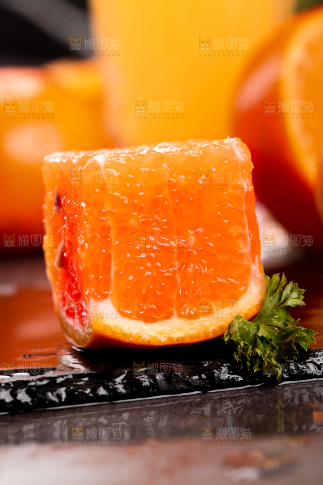 黑石板上放着切开的沃柑