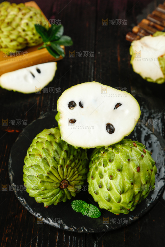 黑底上放着释迦果