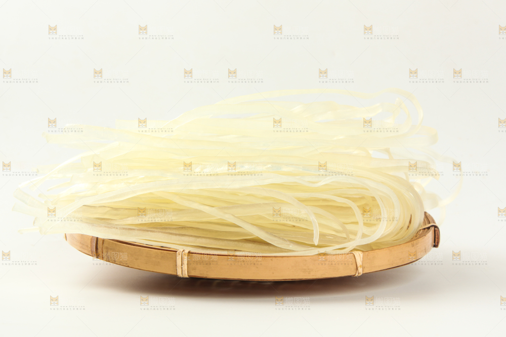 白底上放着一筐河粉
