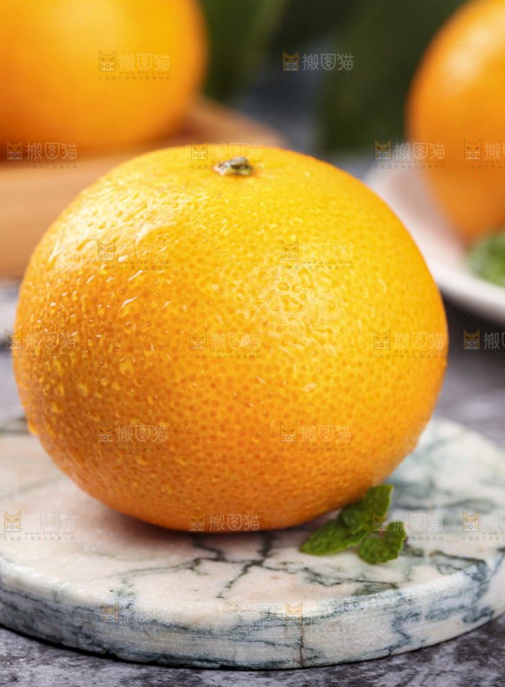 石板上的新鲜皇帝柑