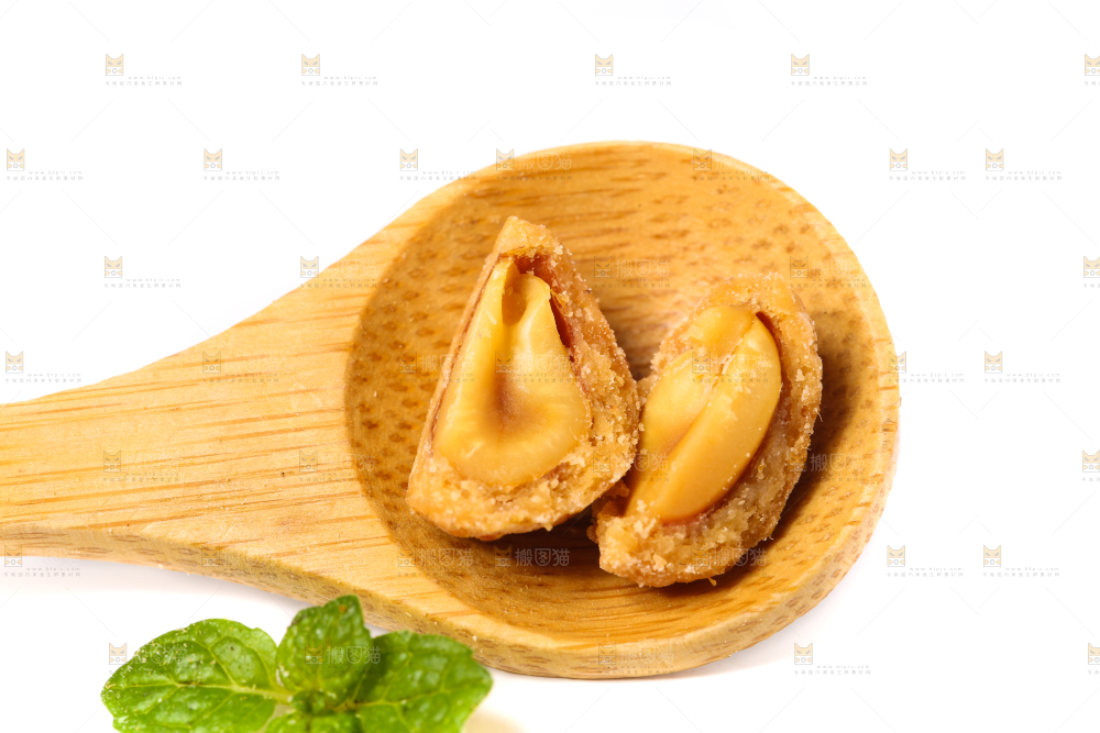 勺子上放着多味花生