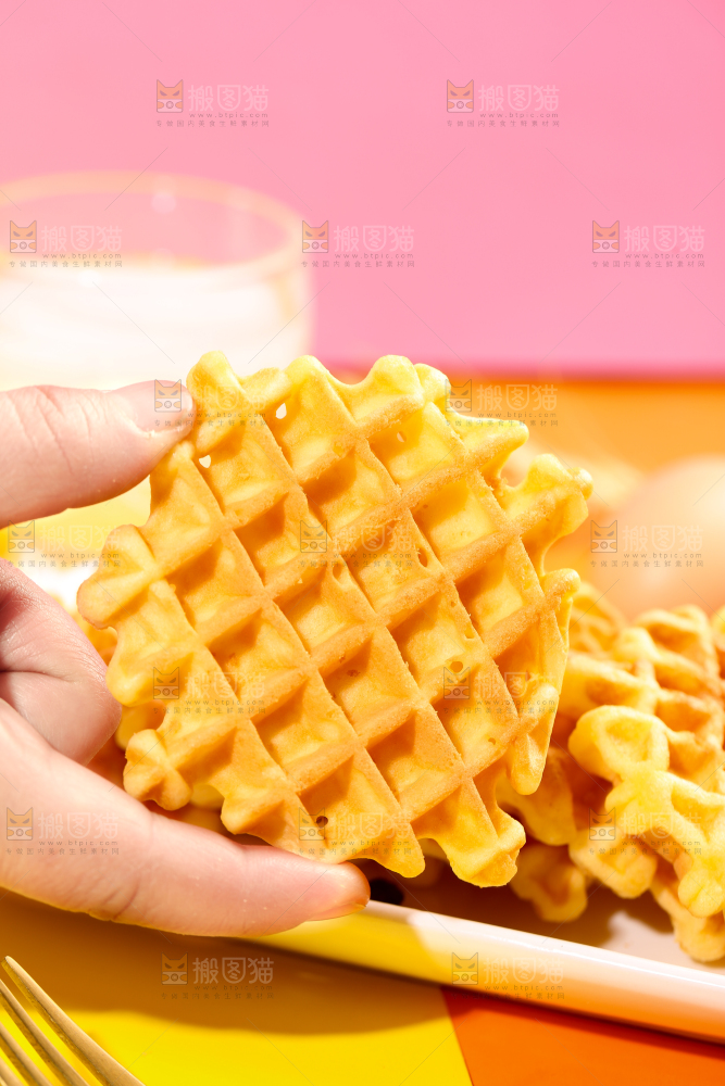 手拿华夫蛋糕