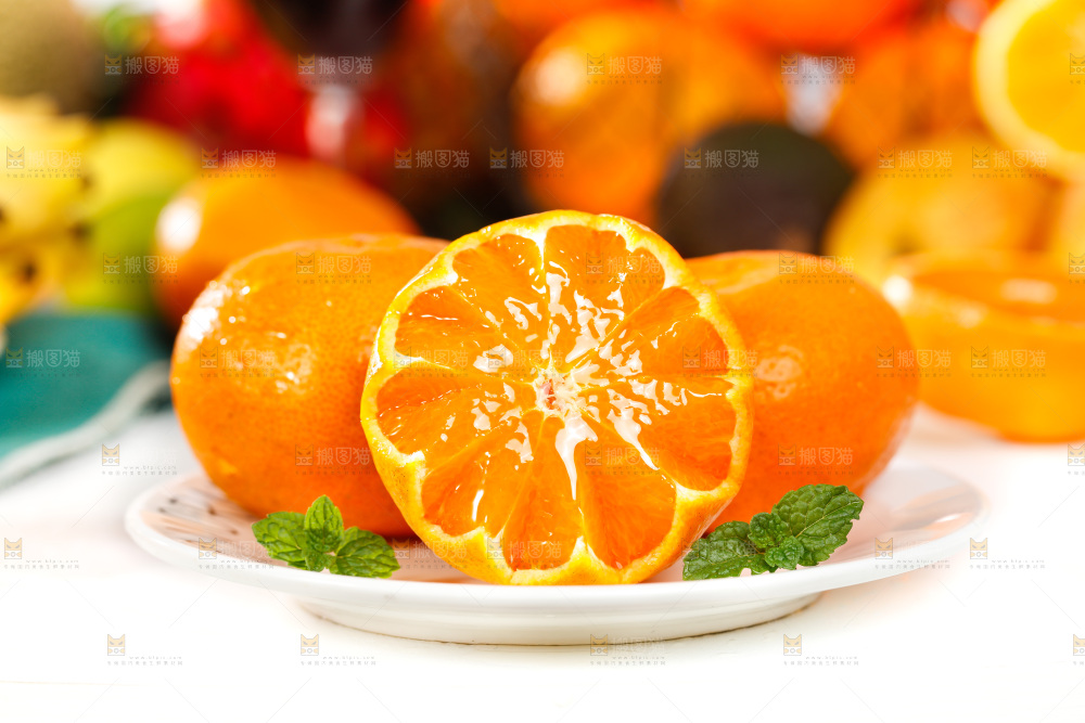 盘子里摆放着蜜橘