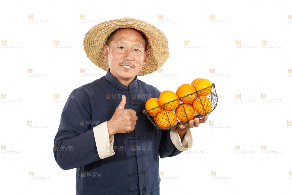 农民手里端着一篮橙子