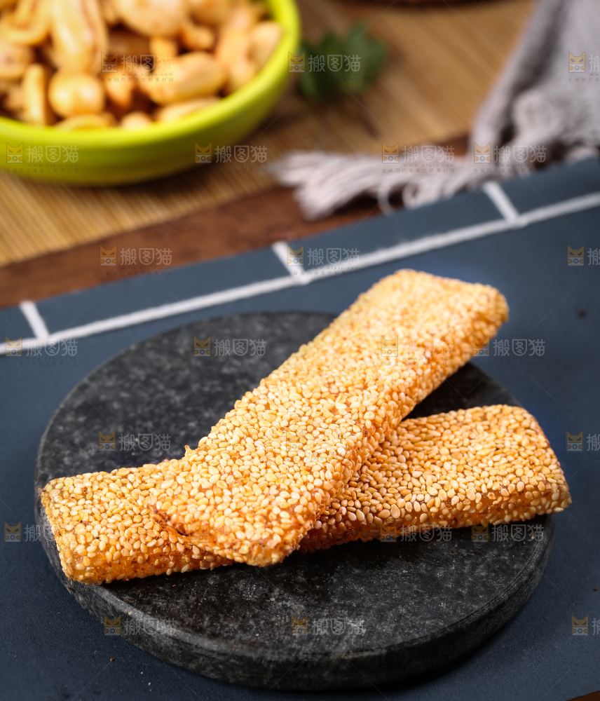 黑石板上放着芝麻糖